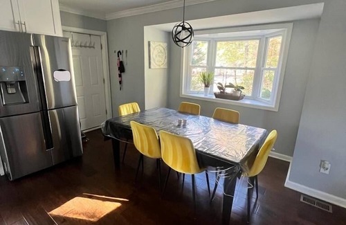 Idylwood House | Huge home 15 min to DC 10 min to Tyson’s 4bed+den 3.5ba 2 car garage sleeps 10