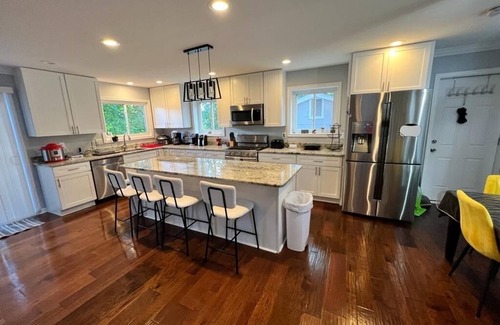 Idylwood House | Huge home 15 min to DC 10 min to Tyson’s 4bed+den 3.5ba 2 car garage sleeps 10