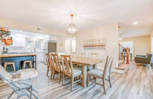 North San Antonio - SAT House | Huge House/Fun/Central/4BD/3BA ~POOL