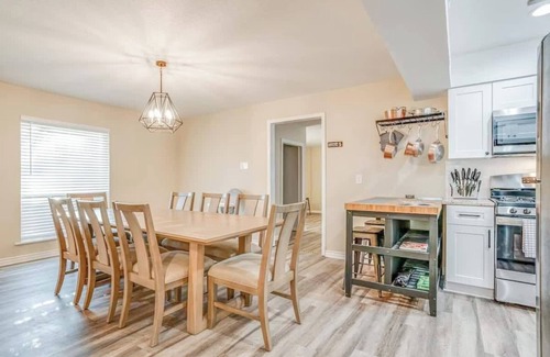 North San Antonio - SAT House | Huge House/Fun/Central/4BD/3BA ~POOL