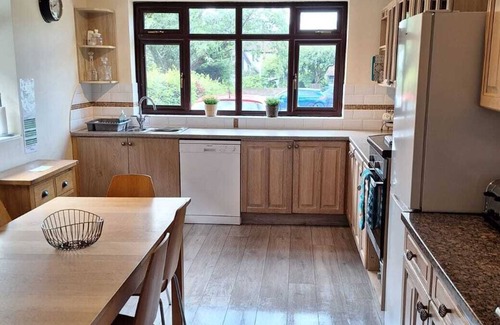 Bramcote House | HUGE HOUSE - SLEEPS 18.