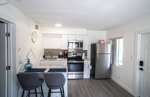 Edgewood House | Huge House w Yard 3bd3ba 2kitchens Ft Lauderdale airport dwntn bch Entire Duplex