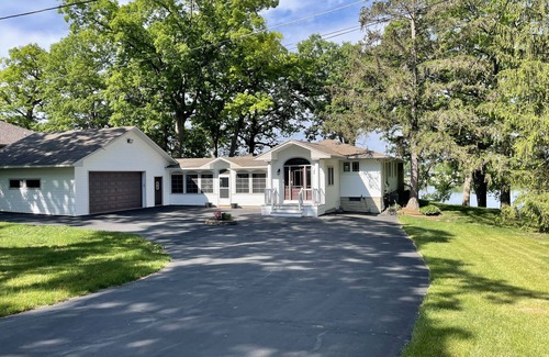 Salem Lakes House | Huge Lake Retreat Spa near Lk Geneva, Wilmot, Gurnee- Swimming, Fishing, Boating