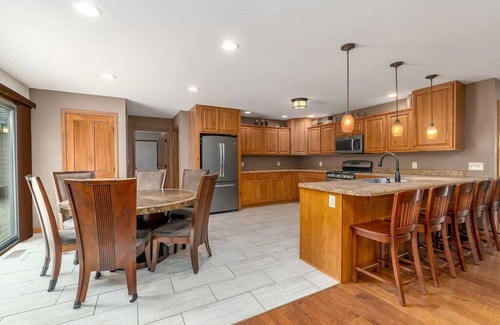 Demotte Cabin | Huge Lodge in the Woods- Peaceful and private!