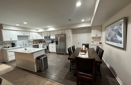 Tonawanda Villa | HUGE, Modern 3-Bed Villa in ❤️ of WNY Buffalo Niagara Falls