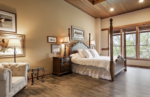 McHenry House | Huge Renovated Barn Estate. Perfect for Groups