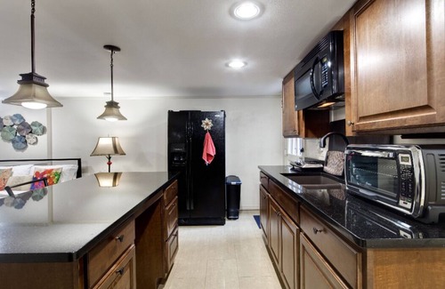 Old Town West Apartment | Huge Studio/Temp Control Mattress/Free Parking