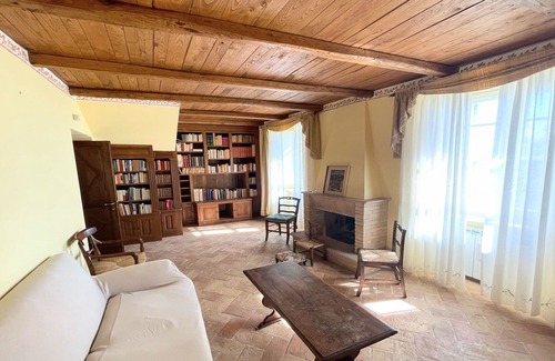 Colpetrazzo Villa | Huge villa with exclusive pool + gardens/WIFI/sleeps 8 - close to Spoleto