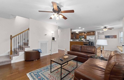 Clarksville House | Huge Yard&Deck! Mins to Airport - Beds on Brewster