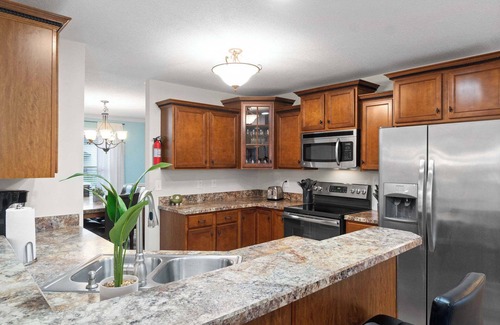 Clarksville House | Huge Yard&Deck! Mins to Airport - Beds on Brewster