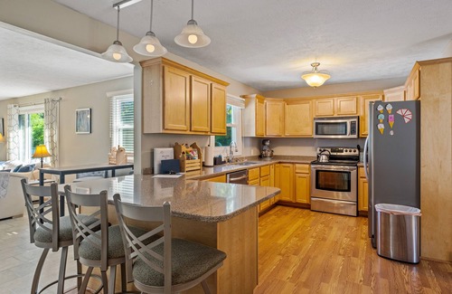 Alto House | HUGE Yard: Pet-Friendly Playground HotTub FirePit & More! ★ HandicapAccessible