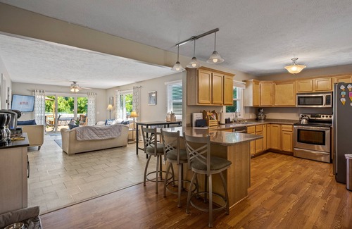 Alto House | HUGE Yard: Pet-Friendly Playground HotTub FirePit & More! ★ HandicapAccessible