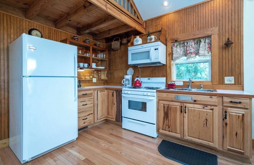 Ore City Cottage | Huguenot Lake Front Cottage on Lake O' the Pines- 2 bedroom, 2 bath with a loft