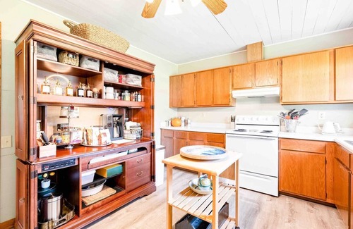 Cullman Cottage | Humble Bee Cottage-Walmart Distribution-Rehau-4mi. to Cullman Christkndlmarkt