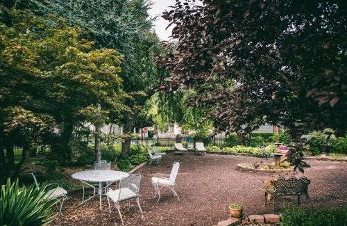 Easton Bed & Breakfast | Hummingbird Inn