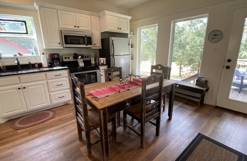 Quitman Apartment | HUMMINGBIRD NEST HIDEAWAY LOFT: East Texas Spiritual Retreat & Country Resort