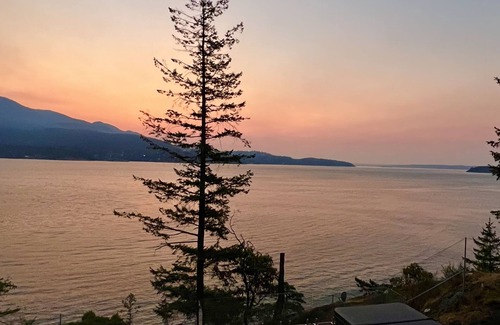 Bowen Island House | Hummingbird Oceanside Suites: David Peak Suite