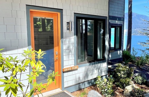 Bowen Island House | Hummingbird Oceanside Suites: David Peak Suite