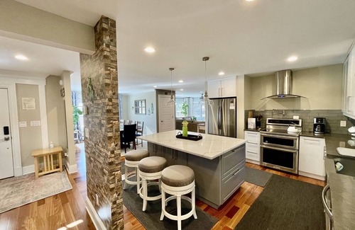 Stroudsburg House | Hummingbird Paradise in Pocono, hot tub,sauna,close to vineyards and ski resort.