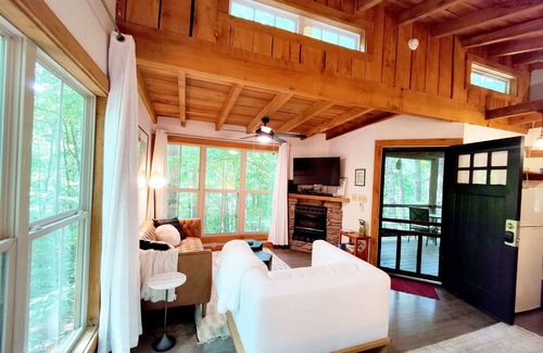 Monteagle Cabin | Hummingbird Treehouse Getaway w/Hot Tub & Firepit