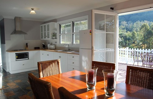 Rosebrook Cottage | Hunter Valley - Romantic luxury spa cottage - awesome views Cadair Cottage No 2