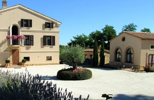 Gualdo Cottage | Hunters Lodge - luxury 1 bedroom house with exclusive pool.