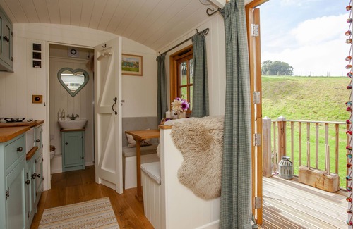Dorchester Cottage | HURDLEMAKERS HUT, romantic, with open fire in Piddletrenthide