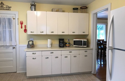 Mackinaw City House | Huron Breeze Cottage - In the heart of Historic Mackinaw City