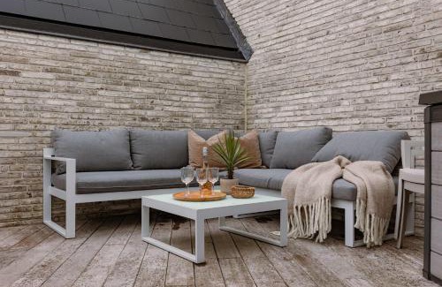 Westende Apartment | Huswell - Spacious top-floor apartment with private parking