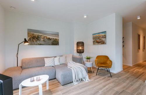Westende Apartment | Huswell - Spacious top-floor apartment with private parking