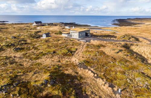 Southern Peninsula Villa | Hvassahraun Cabin by the Sea