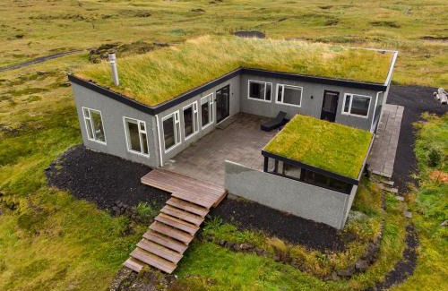 Southern Peninsula Villa | Hvassahraun Cabin by the Sea