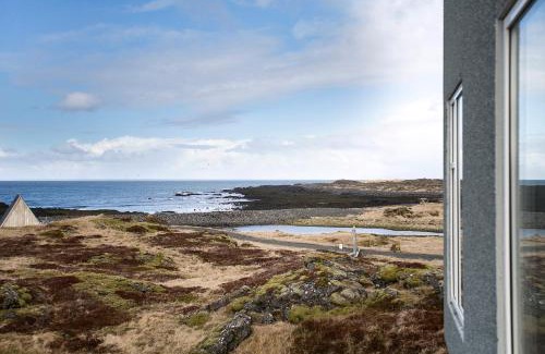 Southern Peninsula Villa | Hvassahraun Cabin by the Sea