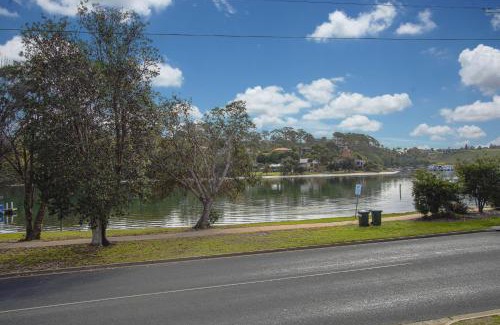 Lakes Entrance Apartment | Hybiscus Waterfront Apartments
