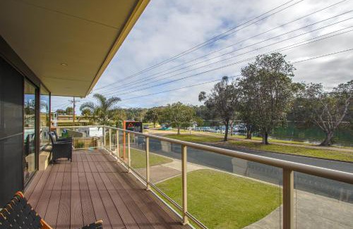 Lakes Entrance Apartment | Hybiscus Waterfront Apartments