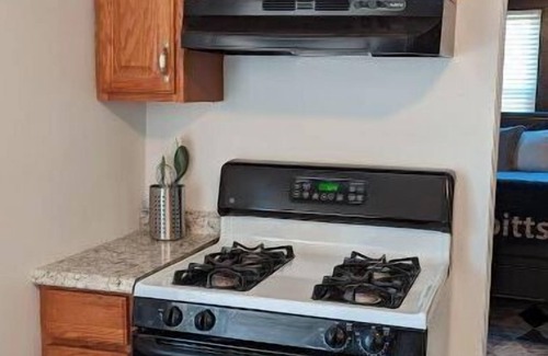 Swissvale Apartment | Hydee's Hideaway