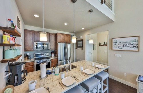 Rendezvous House | Hygge Cabin—Elegant, Pet-Friendly Escape with Ski Shuttle and Serene Setting