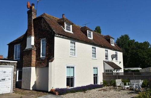 Hythe Apartment | Hythe - centrally located ground floor apartment with a musical theme