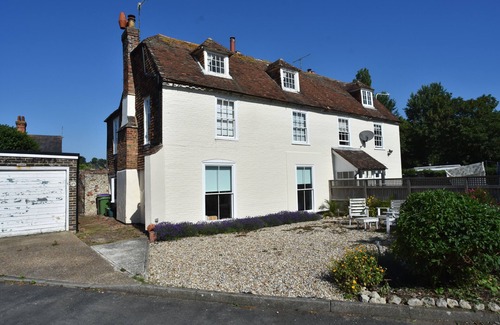 Hythe Apartment | Hythe - centrally located ground floor apartment with a musical theme