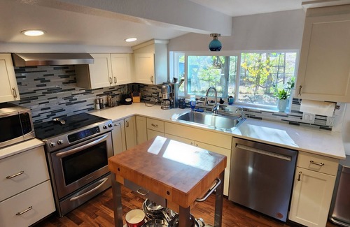 Yreka House | I-5 adjacent Bigfoot-themed Home