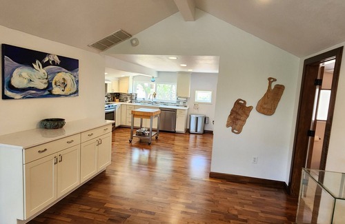 Yreka House | I-5 adjacent Bigfoot-themed Home