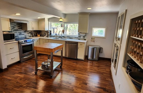 Yreka House | I-5 adjacent Bigfoot-themed Home