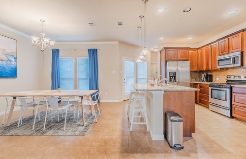Irving House | Iconic Irving 3BD Home w/King Bd Near DFW+Airport