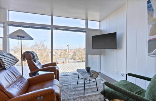 Cliff - Cannon Apartment | Iconic Modern Stay w Free Parking