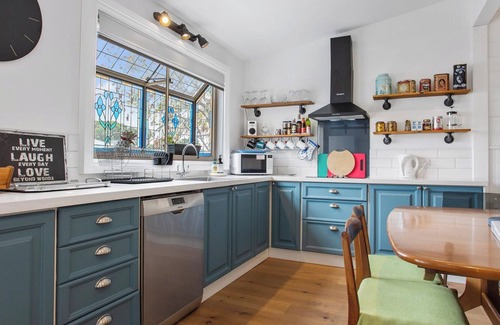 North Bendigo House | Iconic Renovated Period Home - Modern Upgrade & Close to CBD/Everything