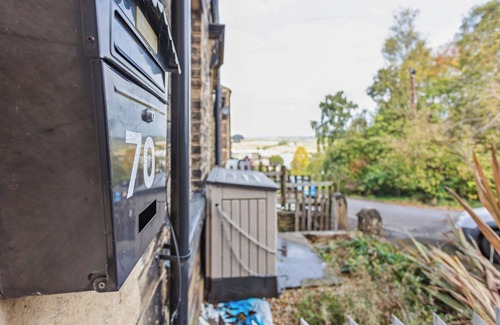 Cleckheaton House | Ideal for a longer stay or contractor, sleeps 1-4