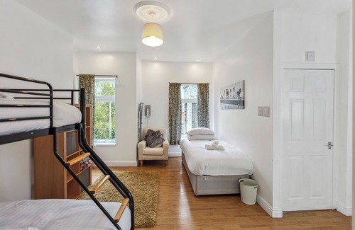 Cleckheaton House | Ideal for a longer stay or contractor, sleeps 1-4