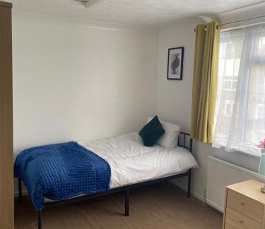 Harlow House | Ideal for Contractors & Relocators in Harlow Modern Spacious Home with Garden