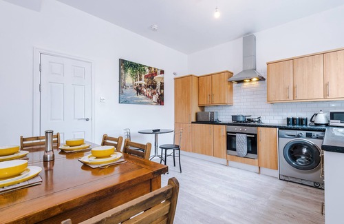 Chorley House | Ideal For Contractors or Holidays - Chorley House with Free Parking