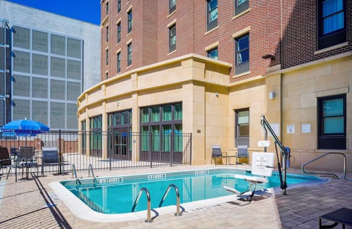 Yamacraw Village House | Ideal for Couple Looking Exploring Downtown Savannah w/Outdoor Pool